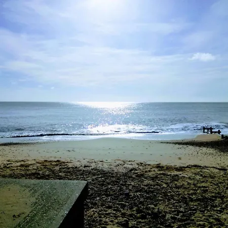 Beachfront Studio Apartment Felixstowe Exterior photo