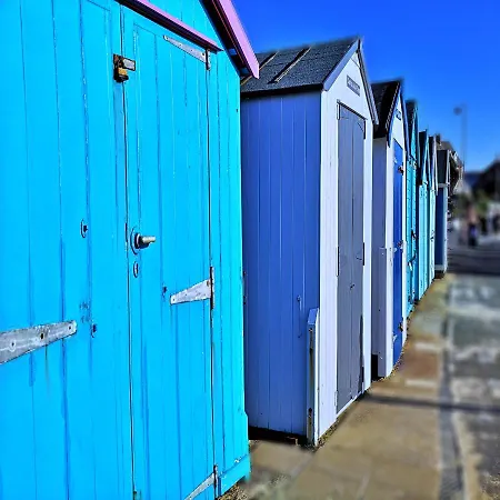 Beachfront Studio Apartment Felixstowe Exterior photo