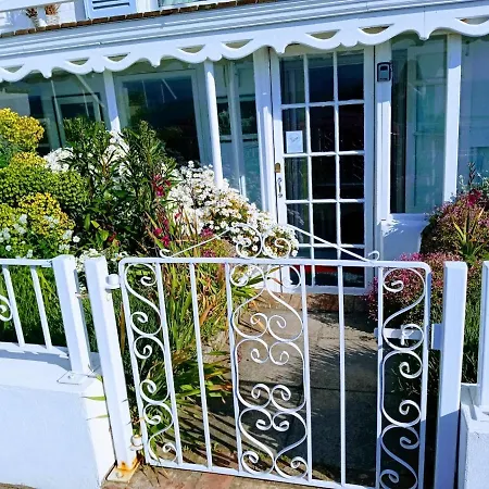 Beachfront Studio Apartment Felixstowe Exterior photo